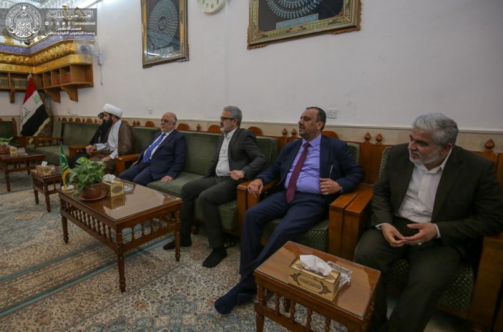  رئيس الوزراء الدكتور حيدر العبادي يؤدي مراسم الزيارة في رحاب مرقد أمير المؤمنين (عليه السلام)