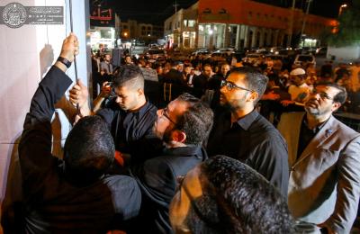 العتبة العلوية المقدسة ترفع راية الإمام الحسين عليه السلام في الميدان القديم وسط مدينة النجف الأشرف