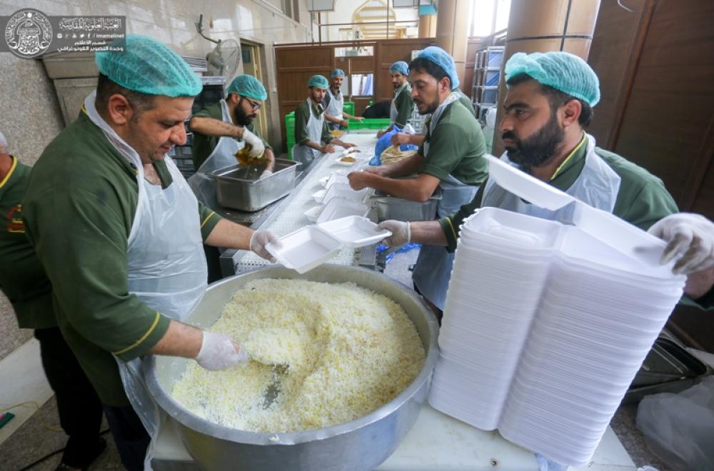 مضيف العتبة العلوية يوزع قرابة (60) ألف وجبة طعام خلال العشرة الأولى من شهر محرم الحرام 
