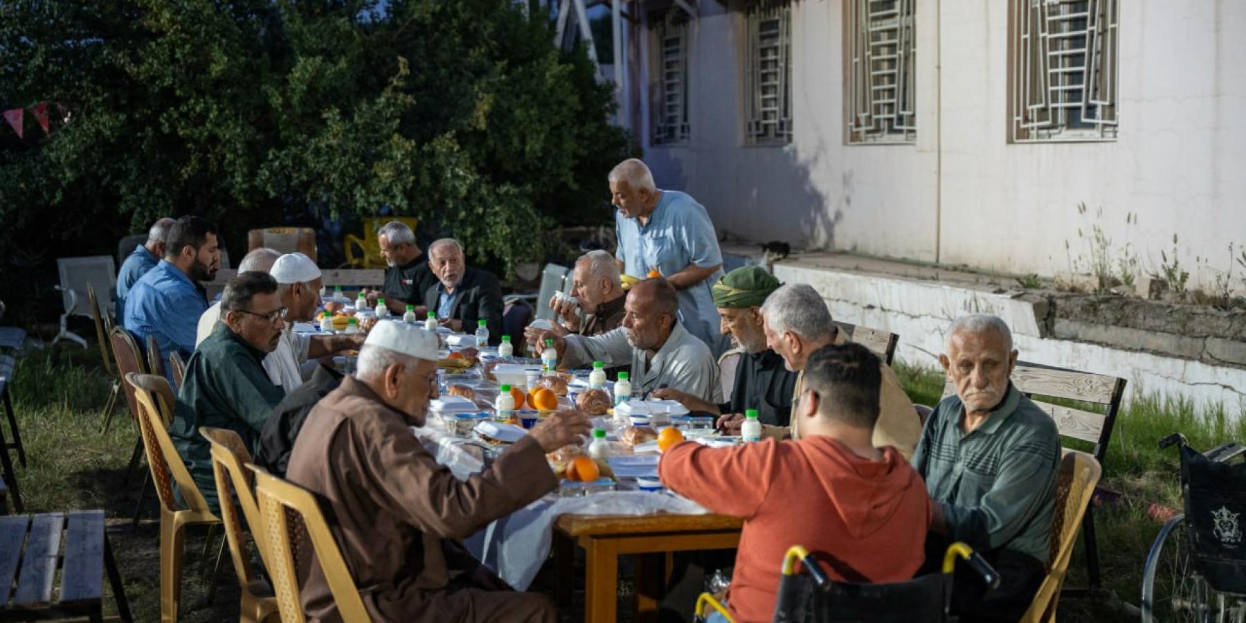 بمبادرة إنسانية .. العتبة العلوية المقدسة تقيم مأدبة إفطار جماعية لكبار السن في النجف الأشرف 
