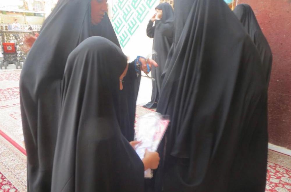 القسم النسوي في العتبة العلوية المقدسة يبادر بتوزيع هدايا عينية للزائرات الصغيرات
