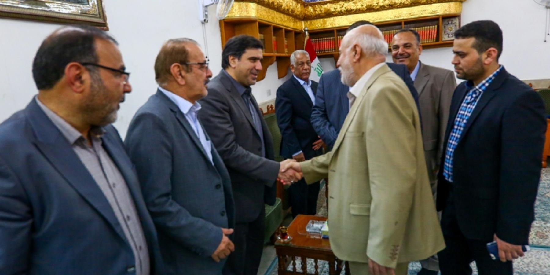وفد إعلامي من الجمهورية الإسلامية الإيرانية يتشرف بزيارة مرقد الإمام علي (عليه السلام)