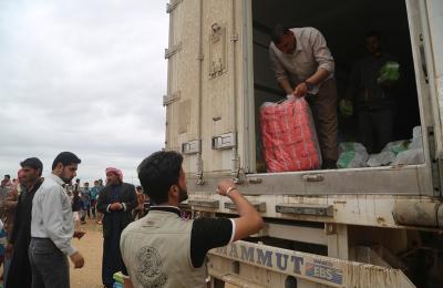 إدارة العتبة العلوية المقدسة تنفذ برنامجاً موسعاً لتوزيع المساعدات على النازحين في أطراف الموصل