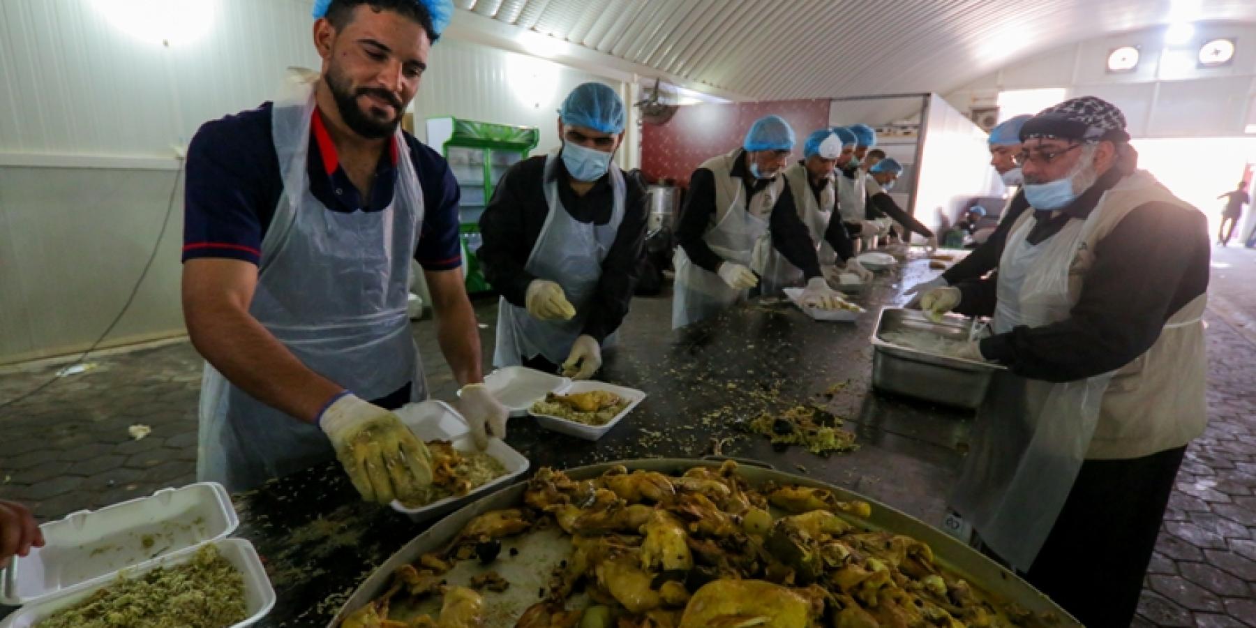 مضيف الزائرين يبادر إلى توزيع أكثر من 65 ألف وجبة يوميا للزائرين بذكرى وفاة النبي الأعظم  محمد (صلى الله عليه وآله)