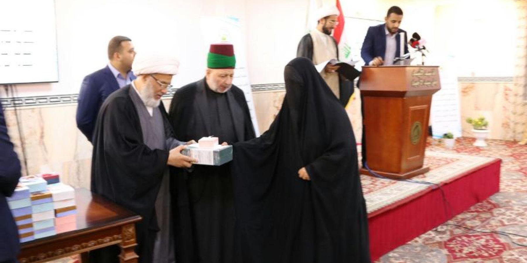 المتولي الشرعي للعتبة الحسينية المقدسة يكرم مسؤولة القسم النسوي في العتبة العلوية