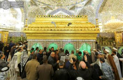 توافد حشود الزائرين إلى مرقد أمير المؤمنين (عليه السلام) احتفاءً بذكرى المولد النبوي الكريم