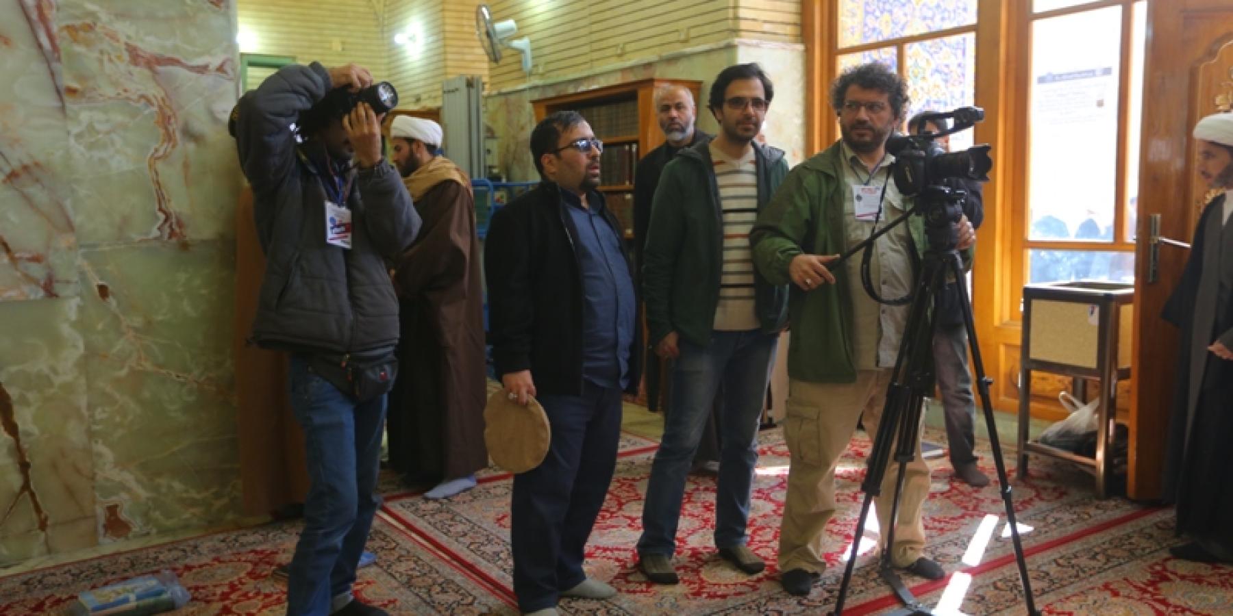 فريق إعلامي إيراني يوثق المعالم التاريخية لمرقد أمير المؤمنين (عليه السلام)